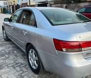 A picture of Hyundai Sonata 05