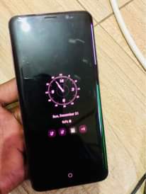 A picture of Samsung s9 Flicks on low brightness and works well on