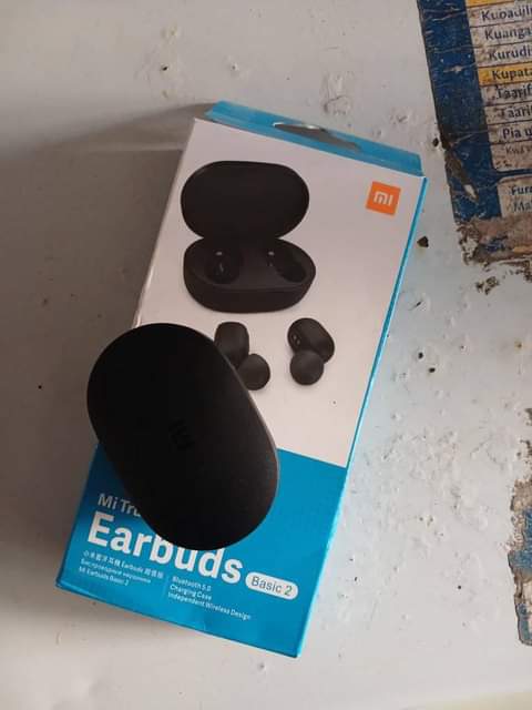 A picture of Xiomi mi earbuds