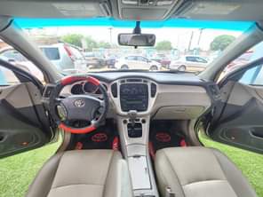 A picture of Extremely Clean Toyota Highlander 2006 Model 7 Seater SUV Available