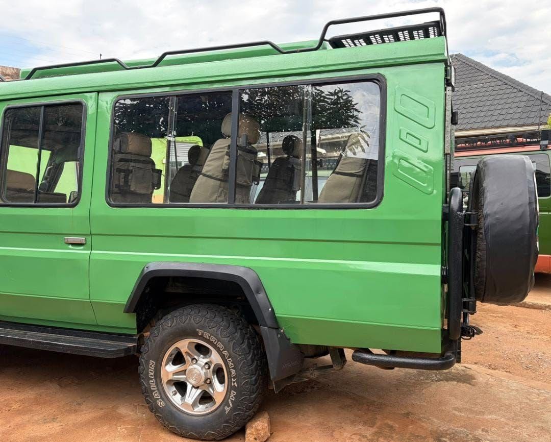A picture of 2001 good land cruiser tourist vehicle