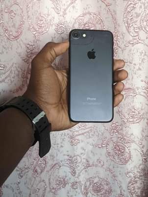 A picture of I phone 7 Plain Gb 32 Bh 100 Simu Imenyooka