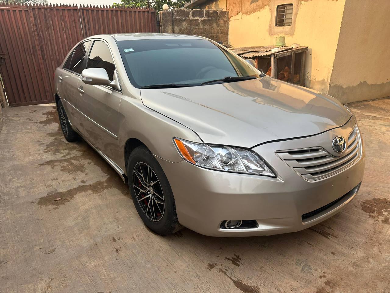 A picture of Toyota Camry muscle few months used first body pan engine