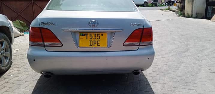 A picture of Toyota crown roy