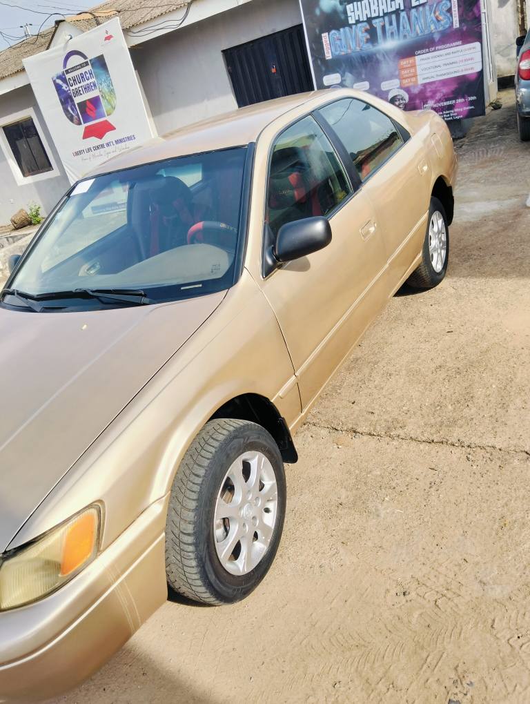 A picture of Toyota Camry le 2000