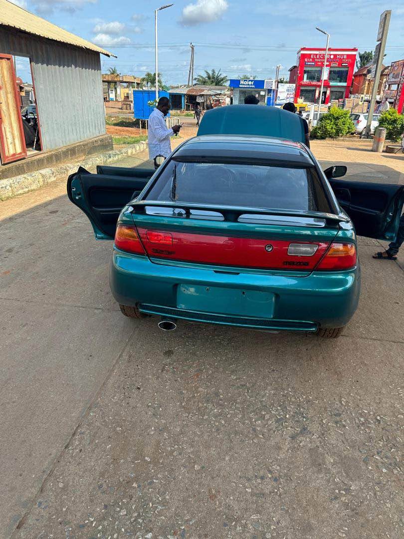 A picture of MAZDA 323F SALON