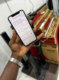 A picture of Iphone 11 pro max gb 256 Bei chee sana 900