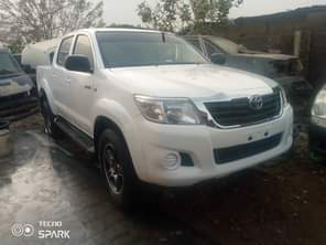 A picture of Toyota Hilux 2015 model With everything working perfectly engine GEAR