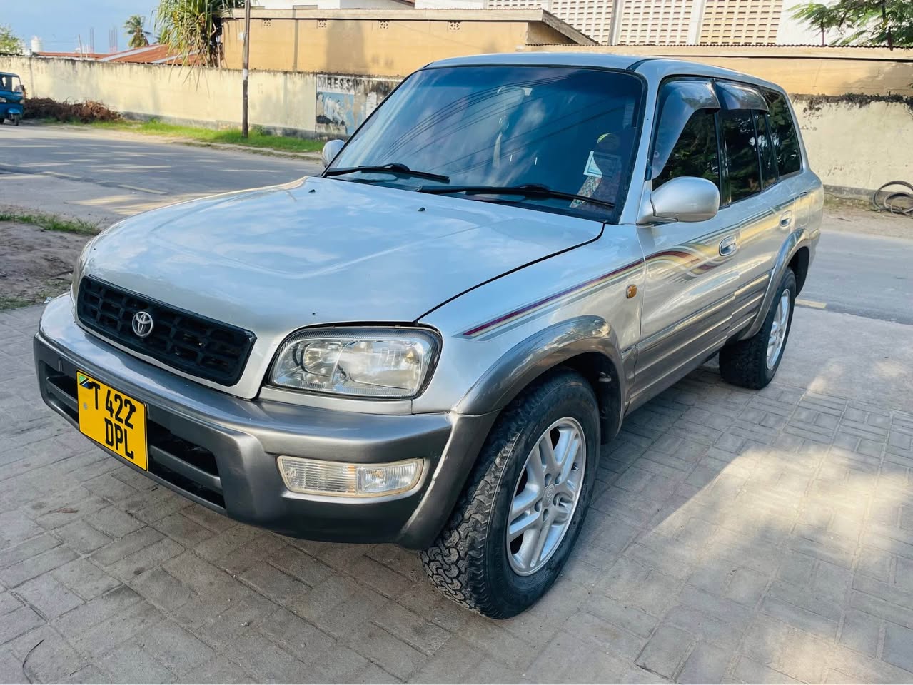A picture of RAV4 OLD