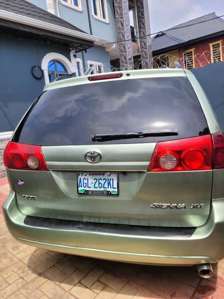 A picture of Toyota sienna 2008