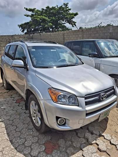 A picture of 2009 toyota rav4 super clean and fresh