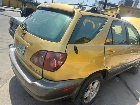 A picture of Dealers deal Lexus Rx300 2000 model engine and gear is