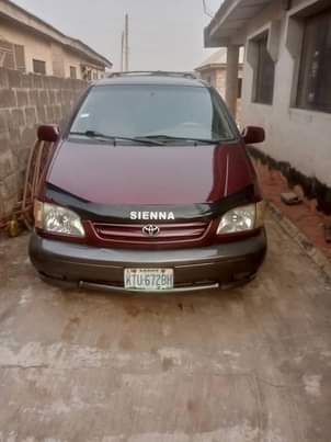 A picture of 2001 Toyota Sienna Alloy