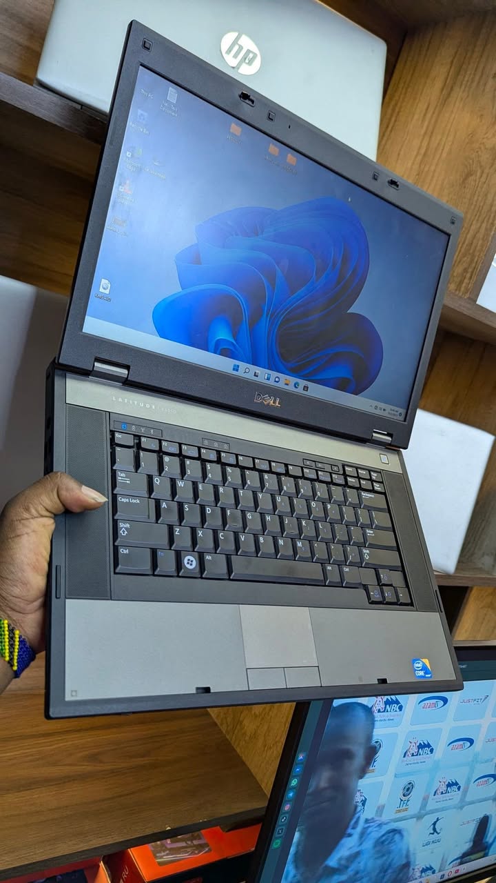 A picture of Dell Core 3 Ram 4gb Hdd 500gb Chaji masaa 3