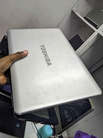 A picture of Toshiba satellite core2duo mwenye anaweza kuwahi makumbusho stand aje na