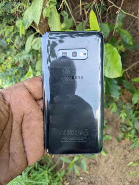 A picture of SAMSUNG S10e