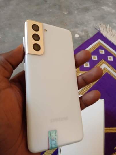 A picture of UK used Samsung S21 with 8 gig ram 256 storage