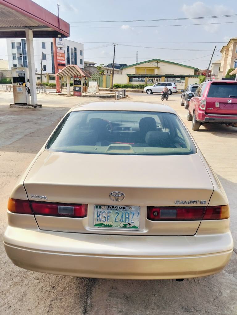 A picture of Toyota Camry le 2000