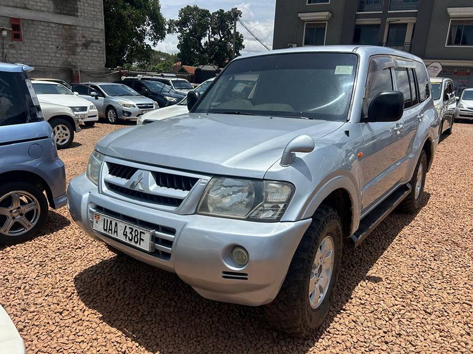 A picture of Mitsubishi Pajero 2004
