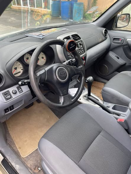 A picture of 03 Rav4