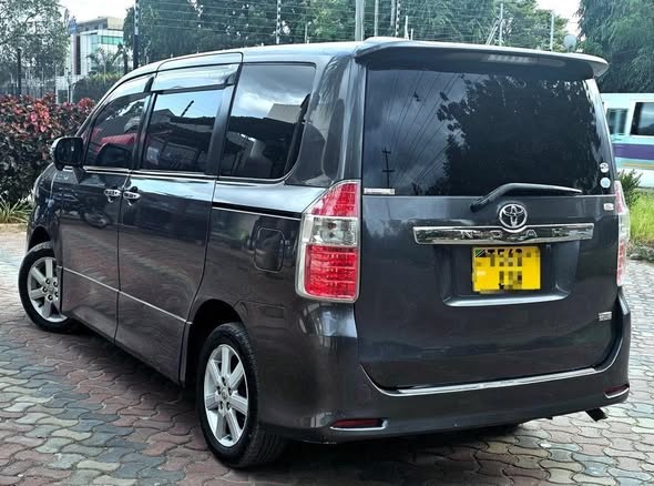 A picture of Toyota noah SI