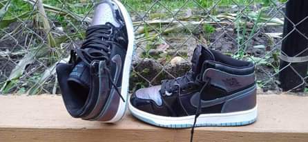 A picture of Am selling these shoes the black anta is size 41