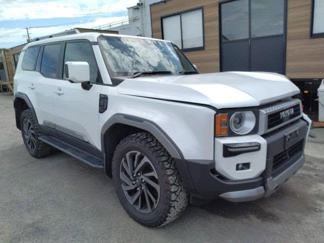 A picture of DAMAGED TOYOTA LAND CRUISER 250 CLASS READY TO BE IMPORTED