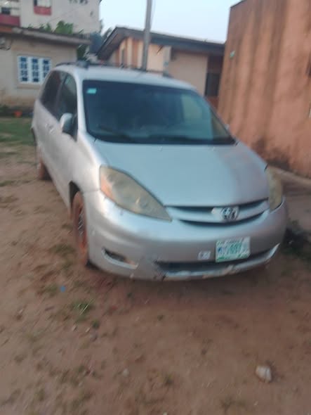 A picture of Toyota Sienna 2006