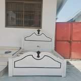 A picture of Show case nipe 100 kitanda 5 6 cheupe mninga mbao