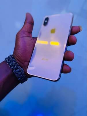 A picture of iPhone XS 256gb IOS 17 6 TT Face ID BH80