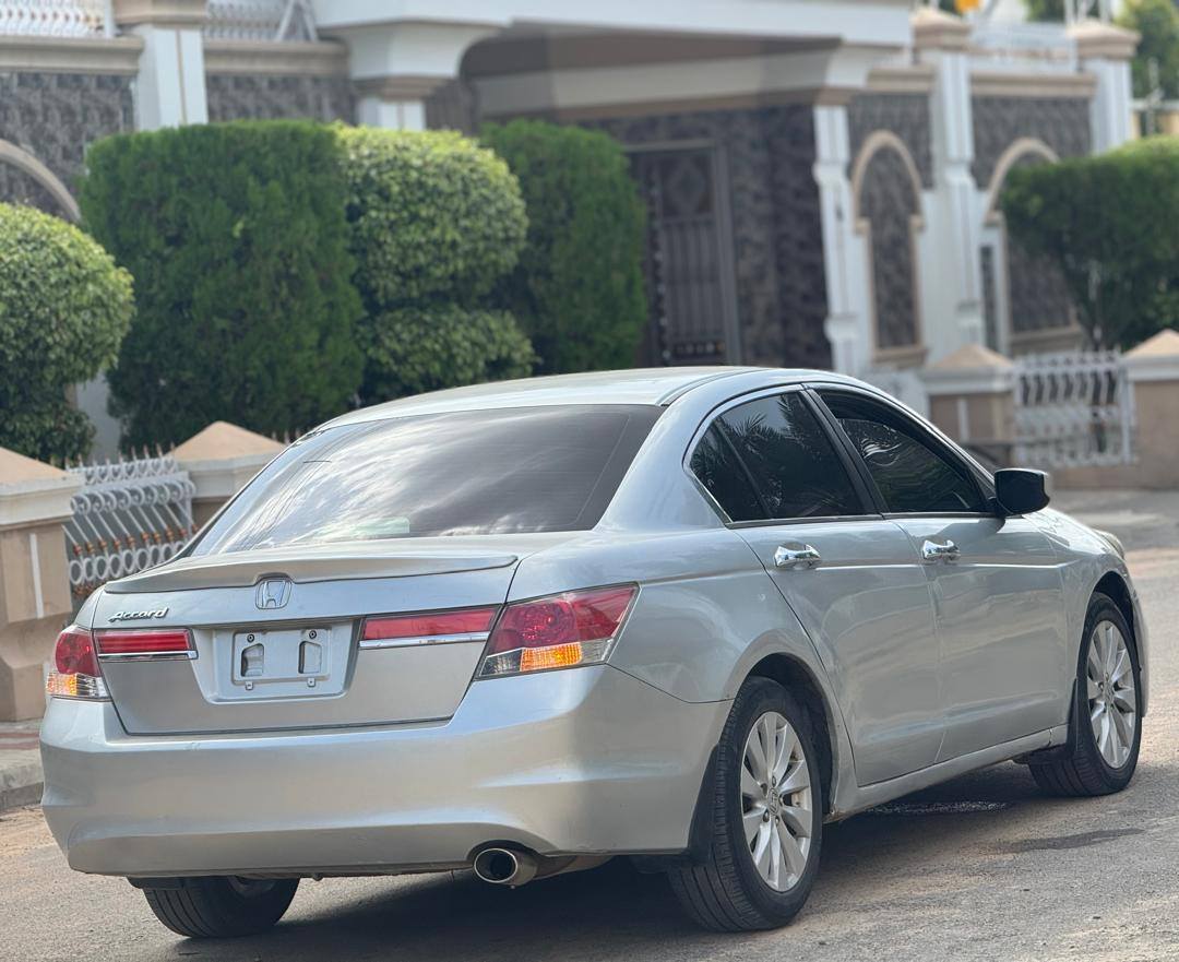 A picture of Honda Accord 2012