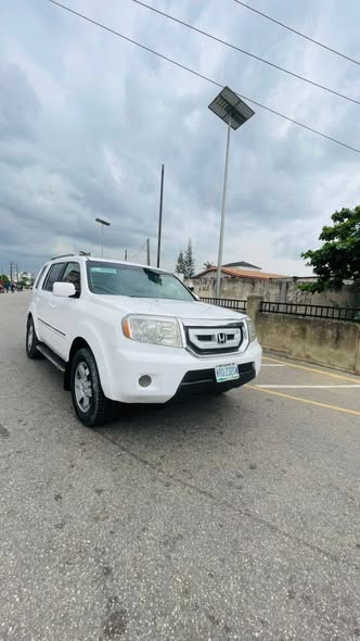 A picture of Honda pilot 2010