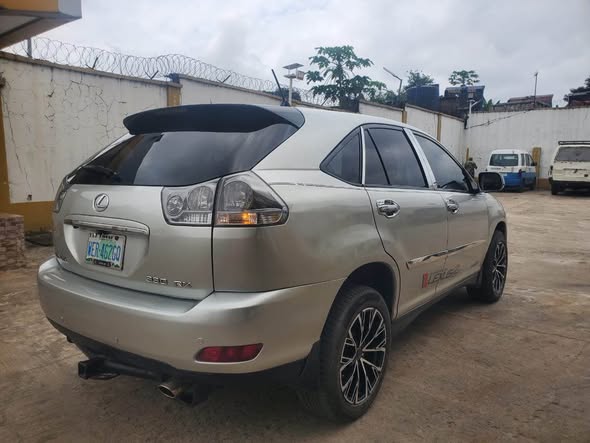 A picture of Lexus RX330 06