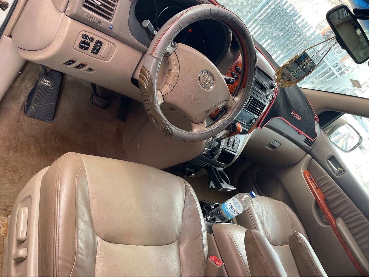 A picture of Toyota sienna 2008 XLE