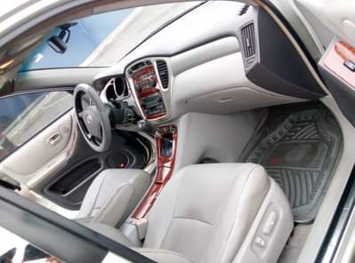 A picture of 2007 model toyota highlander sound engine and gearbox totally first