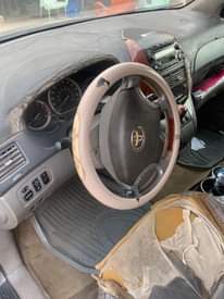 A picture of 2005 Toyota Sienna First body