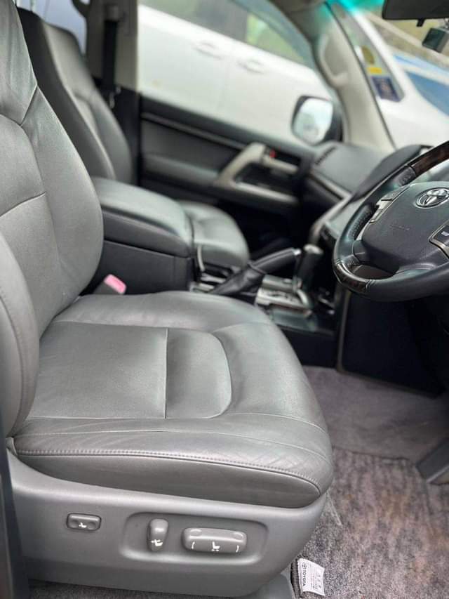 A picture of 2010 Landcruiser V8 Model 2010 Pearl white