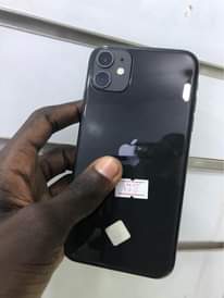 A picture of iPhone 11 128gb faceid working clean no cracks 1 1M