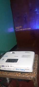 A picture of Projector nzuri Epson 350 000