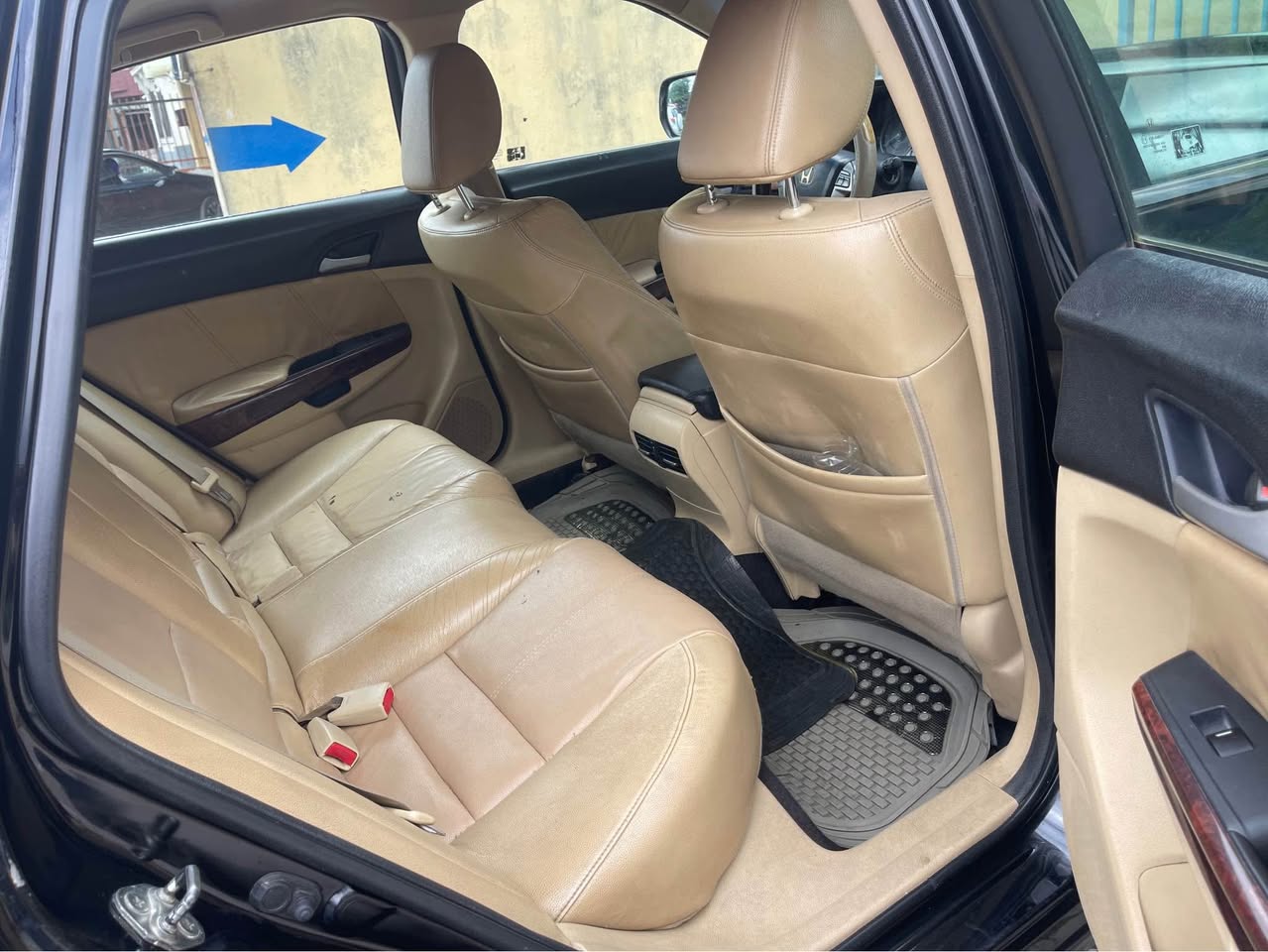 A picture of Neatly used 2012 13 Honda crosstour bought brand new