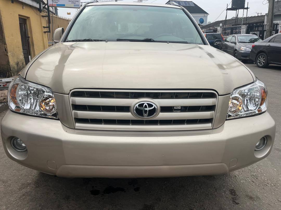 A picture of 2006 Toyota Highlander Foreign Used Super clean Sharp Car Price