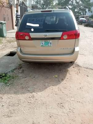 A picture of 2008 Toyota sienna first body