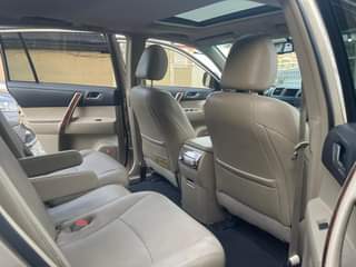 A picture of Foreign used Toyota Highlander 2011 model limited edition thumb start
