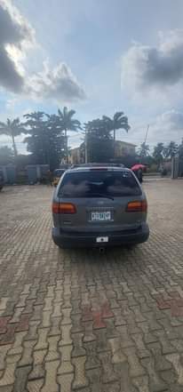 A picture of Toyota Sienna 2000 model 09035437706