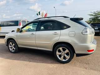 A picture of Lexus RX 330