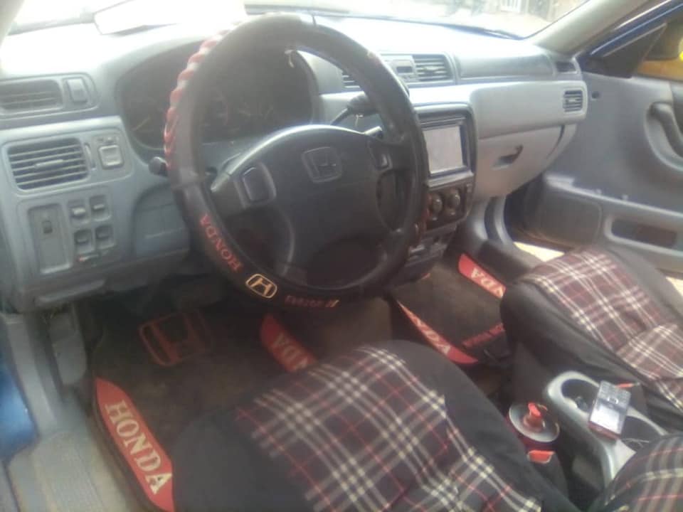 A picture of HONDA CR V 2002