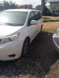 A picture of Toyota Sienna 2012