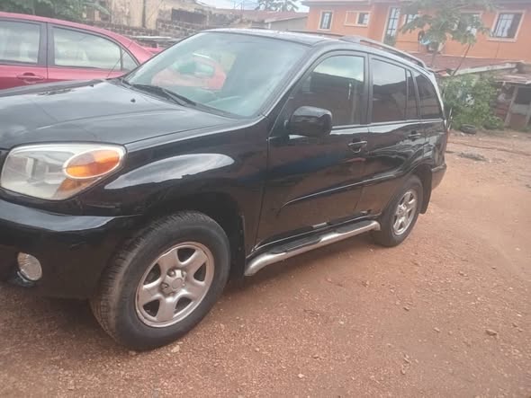 A picture of Toyota Rav4 05 model