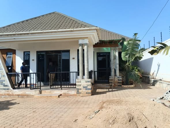 A picture of KYANJA KUNGU HSE OF 4 Bedrooms sttg dnng kitchen for
