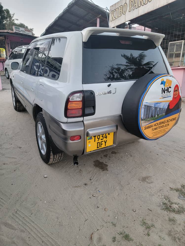 A picture of Rav4 inauzwa mil 15.5